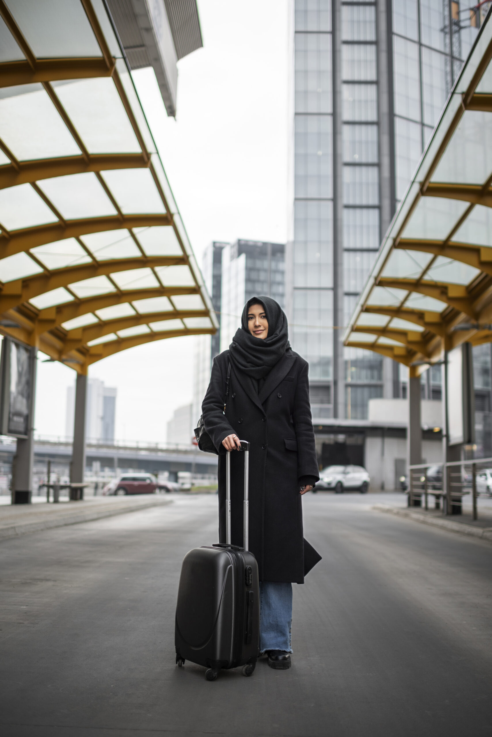 muslim-person-travelling-through-city (1)